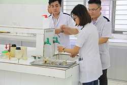 học sinh ngành dược sĩ đang xử lý dụng cụ thực hành